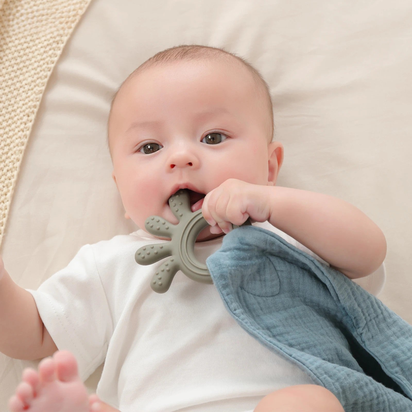 Baby Soother Bib for toddler